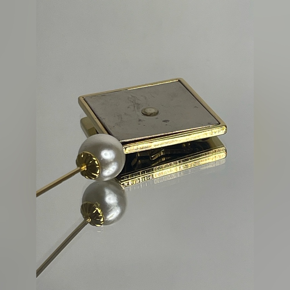 Salvatore Ferragamo, Gold Tone and Pearl Brooch - Picture 5 of 7